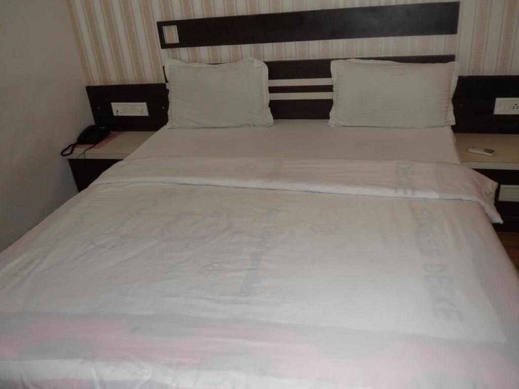 Hotel Avion Inn Ахмедабад Номер фото